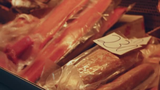 Rote Fischforellen Werden Einem Geschäft Verkauft Köstliche Und Gesunde Meeresfrüchte — Stockvideo