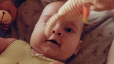 Yeni doğmuş bebek insan çocuğu evde bir bebek arabasında sırt üstü yatıyor.