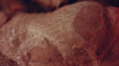 Eldivenli ellerin yakın plan görüntüsü tavuk bacağını bir kutudan ayrı plastik poşetlere paketliyor. Evde daha fazla kullanılmak üzere dondurulmuş etin süreci. Işık oynatma ile 4k video