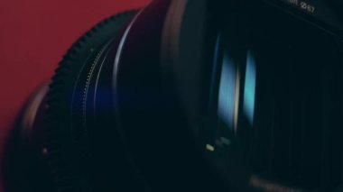 Dijital kameranın odaklama lens. Kameranın Lens. Yakın çekim. Odak fotoğraf makinesi odaklama ve çekim. Profesyonel hizmet için kavramı fotoğraf ya da film yapımcısı ekipman.