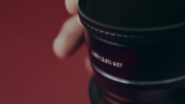 Dijital kameranın odaklama lens. Kameranın Lens. Yakın çekim. Odak fotoğraf makinesi odaklama ve çekim. Profesyonel hizmet için kavramı fotoğraf ya da film yapımcısı ekipman.