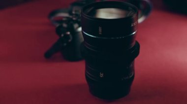 Dijital kameranın odaklama lens. Kameranın Lens. Yakın çekim. Odak fotoğraf makinesi odaklama ve çekim. Profesyonel hizmet için kavramı fotoğraf ya da film yapımcısı ekipman.