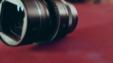 Dijital kameranın odaklama lens. Kameranın Lens. Yakın çekim. Odak fotoğraf makinesi odaklama ve çekim. Profesyonel hizmet için kavramı fotoğraf ya da film yapımcısı ekipman.