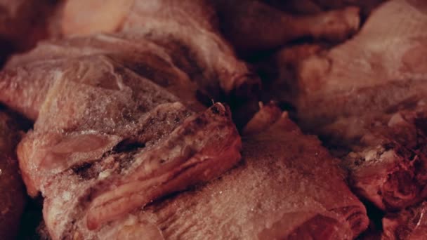 Közelkép Kezekről Kesztyűben Amint Csirkelábakat Csomagolnak Egy Dobozból Egyedi Műanyag — Stock videók