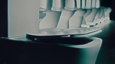 Dönen klozet. Film stüdyosu. Arka planda bir sıra tuvalet var. 4k video