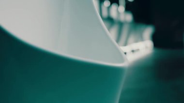 Dönen klozet. Film stüdyosu. Arka planda bir sıra tuvalet var. 4k video