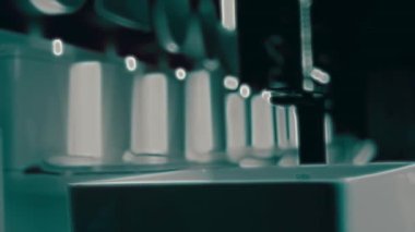 Dönen klozet. Film stüdyosu. Arka planda bir sıra tuvalet var. 4k video