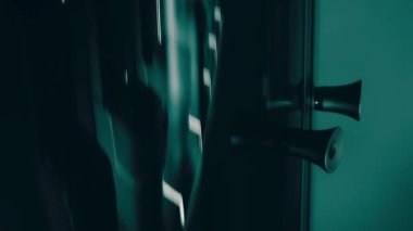 Dönen klozet. Film stüdyosu. Arka planda bir sıra tuvalet var. 4k video