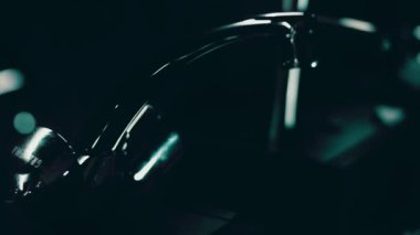 Dönen klozet. Film stüdyosu. Arka planda bir sıra tuvalet var. 4k video