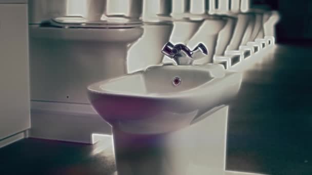 Roterande Toalettskål Studioinspelning Bakgrunden Rad Toaletter Video — Stockvideo