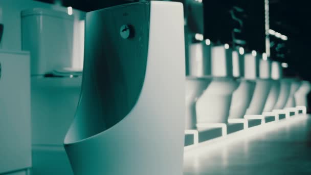 Draaiende Toiletpot Studio Filmen Achtergrond Een Rij Toiletten Video — Stockvideo