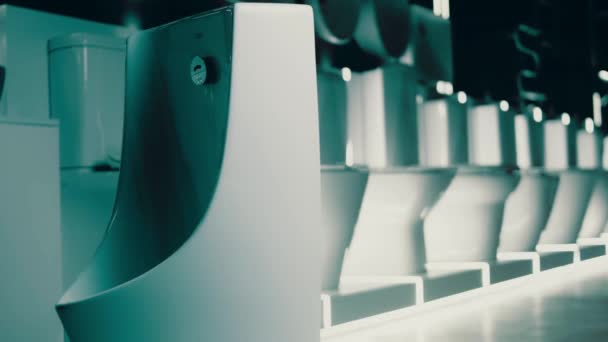 旋转的马桶碗 工作室拍摄 后面是一排厕所 4K视频 — 图库视频影像
