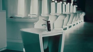 Dönen klozet. Film stüdyosu. Arka planda bir sıra tuvalet var. 4k video