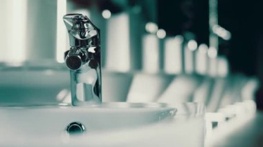 Dönen klozet. Film stüdyosu. Arka planda bir sıra tuvalet var. 4k video