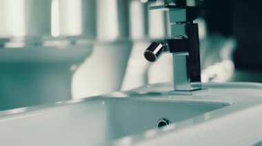 Dönen klozet. Film stüdyosu. Arka planda bir sıra tuvalet var. 4k video