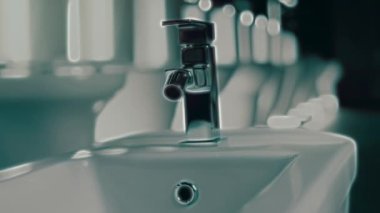 Dönen klozet. Film stüdyosu. Arka planda bir sıra tuvalet var. 4k video