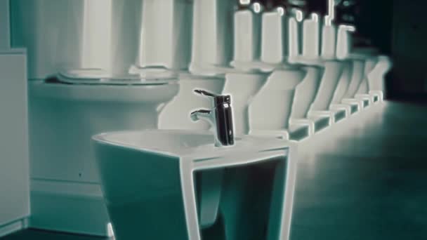 Bol Toilette Rotatif Tournage Studio Arrière Plan Une Rangée Toilettes — Video