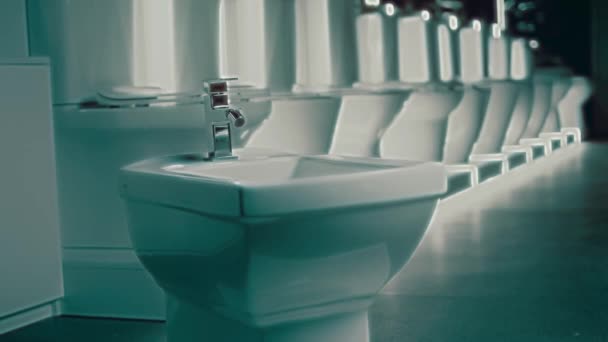 Draaiende Toiletpot Studio Filmen Achtergrond Een Rij Toiletten Video — Stockvideo
