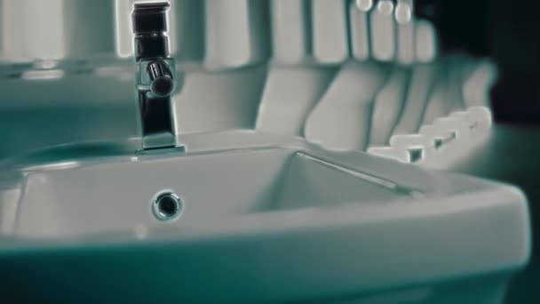 Обертається Унітаз Студійні Зйомки Задньому Плані Ряд Туалетів Відео — стокове відео