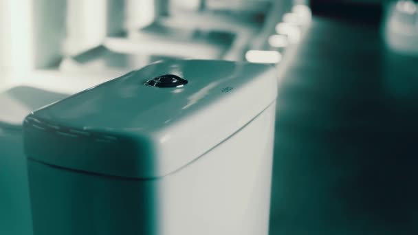 Memutar Mangkuk Toilet Studio Film Latar Belakang Deretan Toilet Video — Stok Video