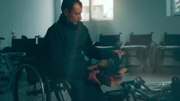 Инвалид Собирает Коляску Сбор Колясок Людей Ограниченными Возможностями Бедной Стране — стоковое видео