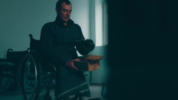 Ένας Ανάπηρος Φτιάχνει Ένα Καρότσι Συγκέντρωση Καροτσιών Για Άτομα Αναπηρίες — Αρχείο Βίντεο