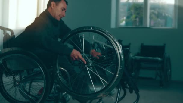 Disabled Man Assembles Stroller Assembling Strollers People Disabilities Poor Country — Stok video