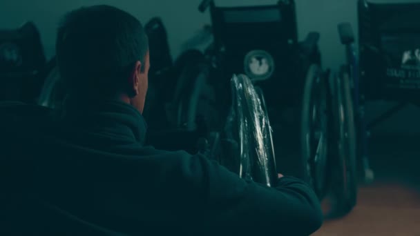 Людина Обмеженими Можливостями Збирає Коляску Збірка Колясок Людей Інвалідністю Бідній — стокове відео