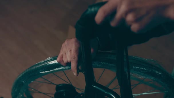 Ein Behinderter Mann Montiert Einen Kinderwagen Kinderwagen Für Menschen Mit — Stockvideo