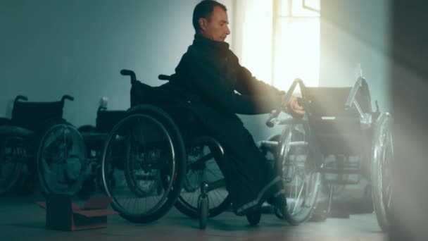 Инвалид Собирает Коляску Сбор Колясок Людей Ограниченными Возможностями Бедной Стране — стоковое видео