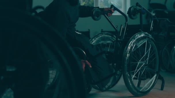 Handikappad Man Sätter Ihop Barnvagn Montering Barnvagnar För Personer Med — Stockvideo