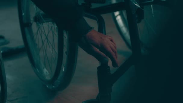 Handikappad Man Sätter Ihop Barnvagn Montering Barnvagnar För Personer Med — Stockvideo