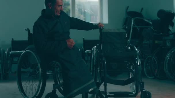 一个残疾人组装了一辆婴儿车 为贫穷国家的残疾人组装步行机 — 图库视频影像