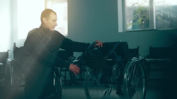 Niepełnosprawny Człowiek Montuje Wózek Montaż Wózków Dla Osób Niepełnosprawnych Biednym — Wideo stockowe