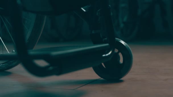 Ένας Ανάπηρος Φτιάχνει Ένα Καρότσι Συγκέντρωση Καροτσιών Για Άτομα Αναπηρίες — Αρχείο Βίντεο