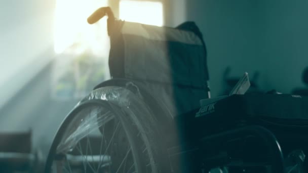 Disabile Monta Passeggino Assemblare Passeggini Disabili Paese Povero — Video Stock