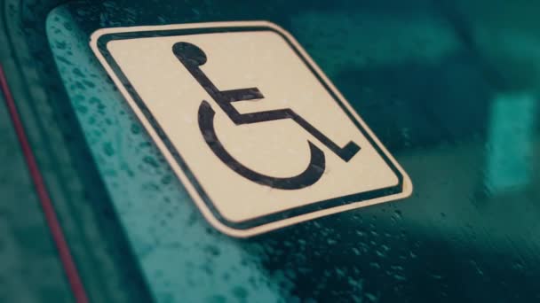 Ανάπηρος Μπαίνει Στο Αυτοκίνητο Και Φορτώνει Καροτσάκι Αυτοκίνητο Για Άτομα — Αρχείο Βίντεο