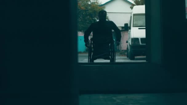 Persona Con Discapacidad Entra Coche Carga Cochecito Coche Para Discapacitados — Vídeos de Stock