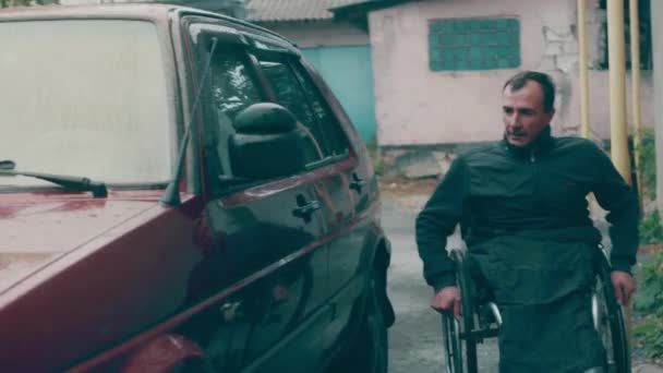 Persona Con Discapacidad Entra Coche Carga Cochecito Coche Para Discapacitados — Vídeo de stock