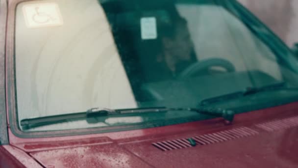 Інвалід Входить Машину Завантажує Коляску Автомобіль Інвалідів — стокове відео