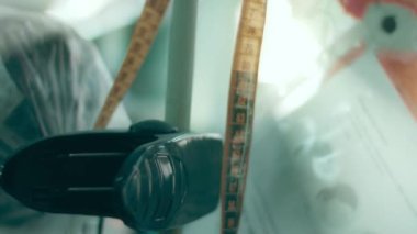 Özürlü insanlar özel giysiler dikerler..