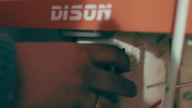 Özürlü insanlar özel giysiler dikerler. Dikiş makinesini çalıştır..