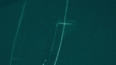 Tebeşir malzemesi çiziyorum. Dikiş fabrikasında çalışıyorum..