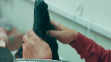 Engelli olan adam ayakkabı yapar. Başka birine ayakkabı yapmayı öğret..