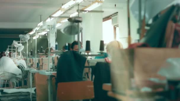 Personer Med Funktionshinder Syr Specialiserade Kläder — Stockvideo