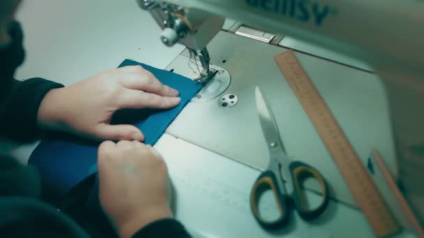 障害のある人は専門の服を縫う — ストック動画