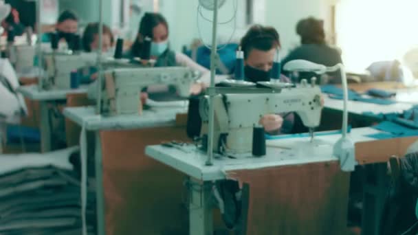 Люди Ограниченными Возможностями Шьют Специализированную Одежду — стоковое видео