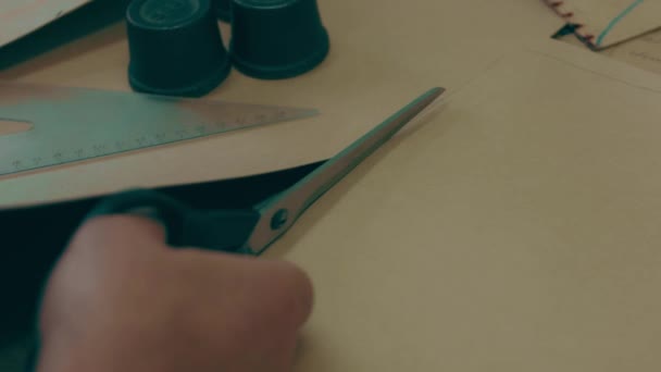 Чоловік Вирізає Швейну Машинку Ножицями — стокове відео
