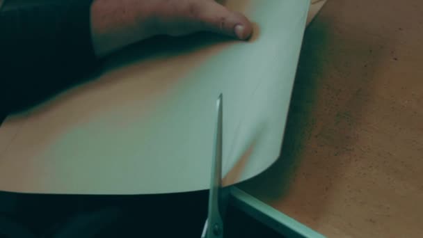 Человек Режет Швейную Машинку Ножницами — стоковое видео