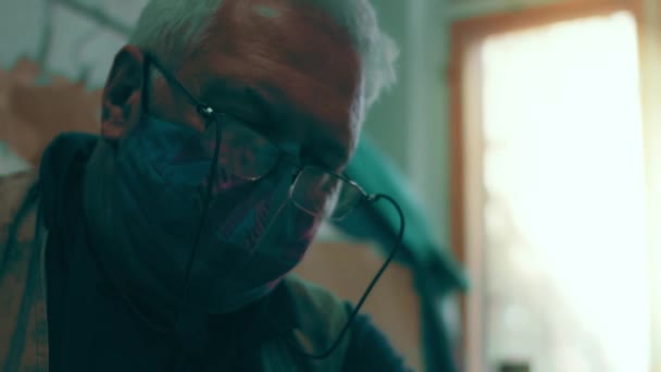 Homem Dos Óculos Está Trabalhar Filmagem Profunda Retrato Emocional — Vídeo de Stock